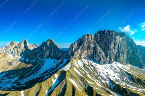 Wetterstein Südseite mit letzten Schneeresten im Puittal - Grüner Mantel - Seitenverhältnis 3:2 - Schüsselkarspitze Scharnitzspitze Oberreintalschrofen - weitere Infos unter https://www.kriner-weiermann.de