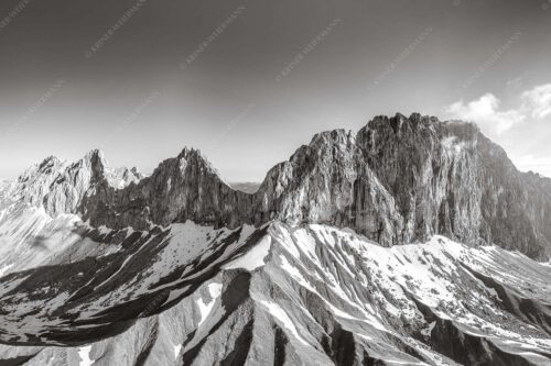 Wetterstein Südseite mit letzten Schneeresten im Puittal - Grüner Mantel - Seitenverhältnis 3:2 - Schüsselkarspitze Scharnitzspitze Oberreintalschrofen - weitere Infos unter https://www.kriner-weiermann.de