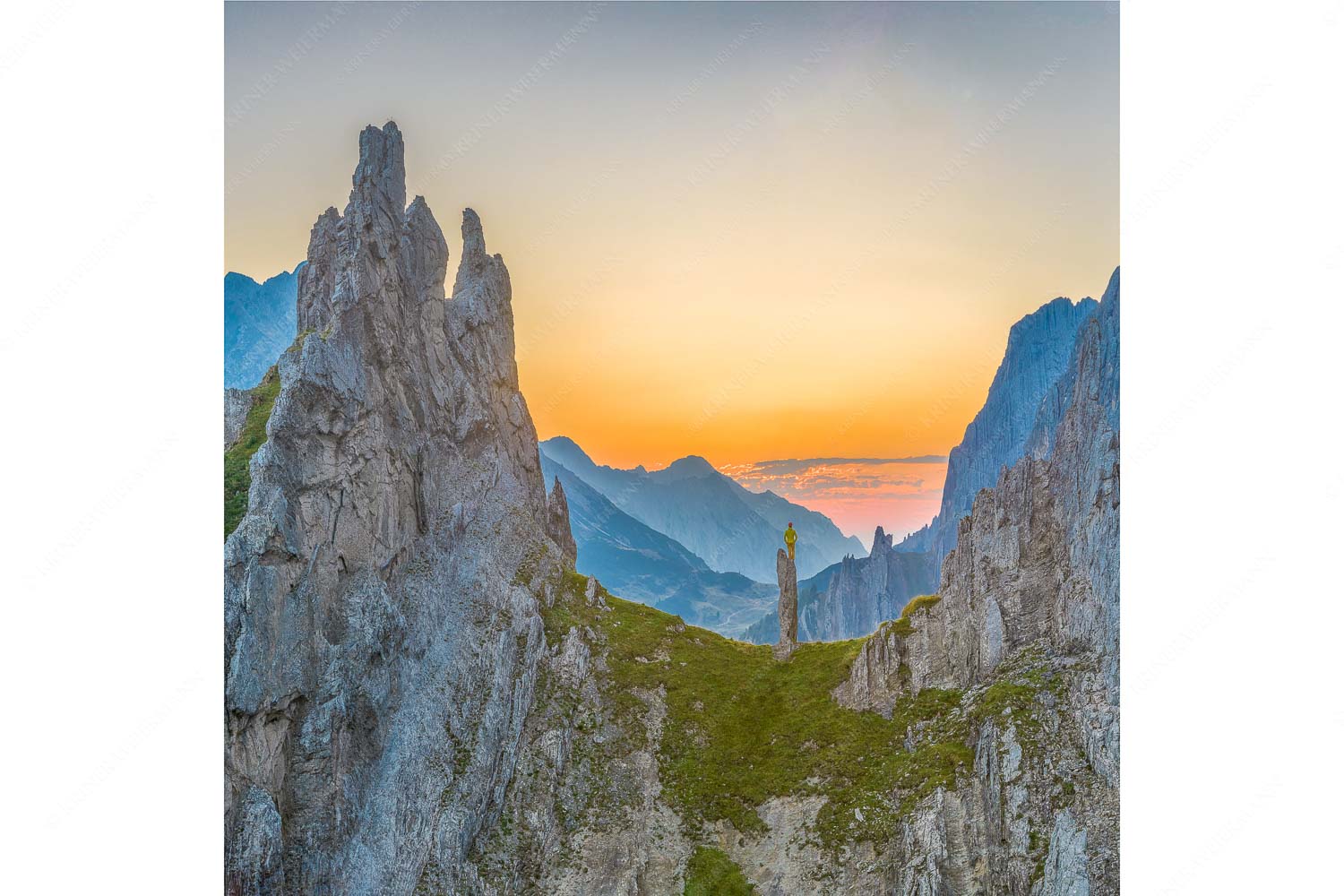 Blick in den nahenden Sonnenaufgang über dem Halleranger im Karwendelgebirge - In freudiger Erwartung - Seitenverhältnis 1:1 - Klettern im Karwendel - weitere Infos unter https://www.kriner-weiermann.de