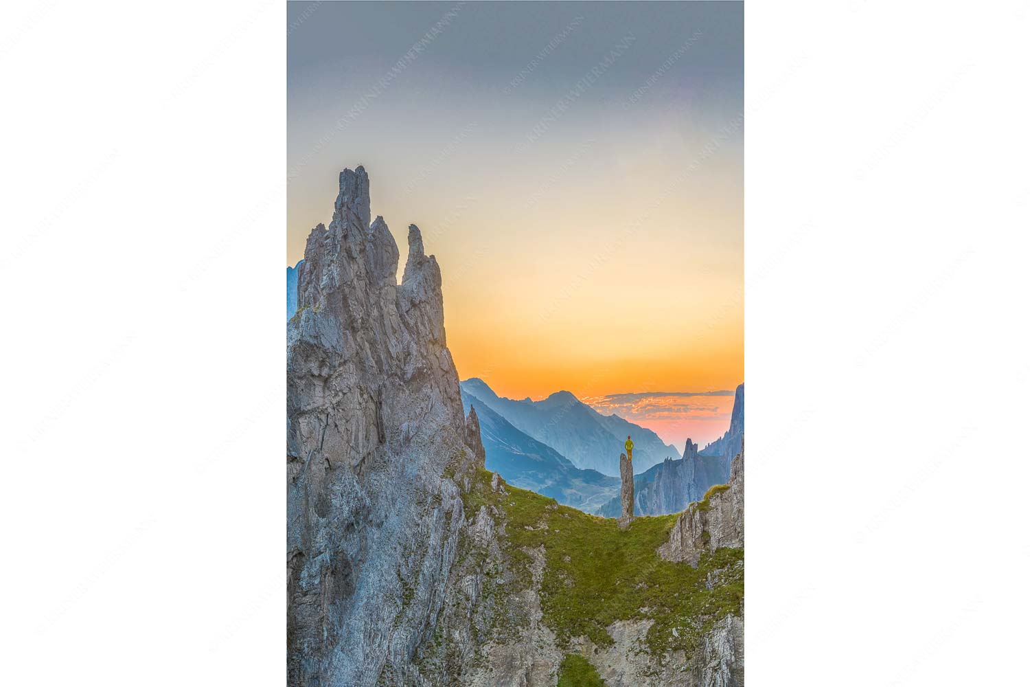 Blick in den nahenden Sonnenaufgang über dem Halleranger im Karwendelgebirge - In freudiger Erwartung - Seitenverhältnis 2:3 - Klettern im Karwendel - weitere Infos unter https://www.kriner-weiermann.de