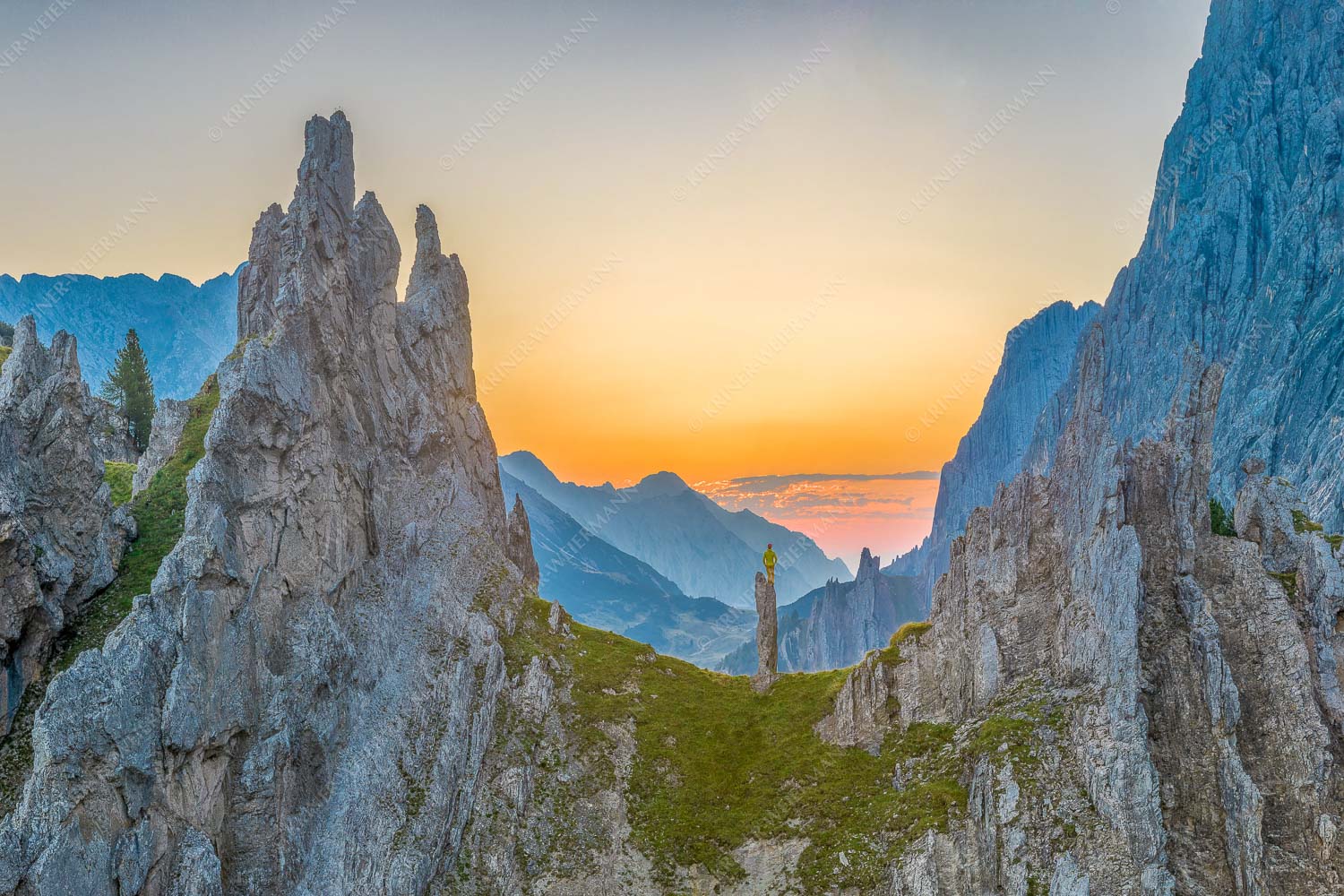 Blick in den nahenden Sonnenaufgang über dem Halleranger im Karwendelgebirge - In freudiger Erwartung - Seitenverhältnis 3:2 - Klettern im Karwendel - weitere Infos unter https://www.kriner-weiermann.de