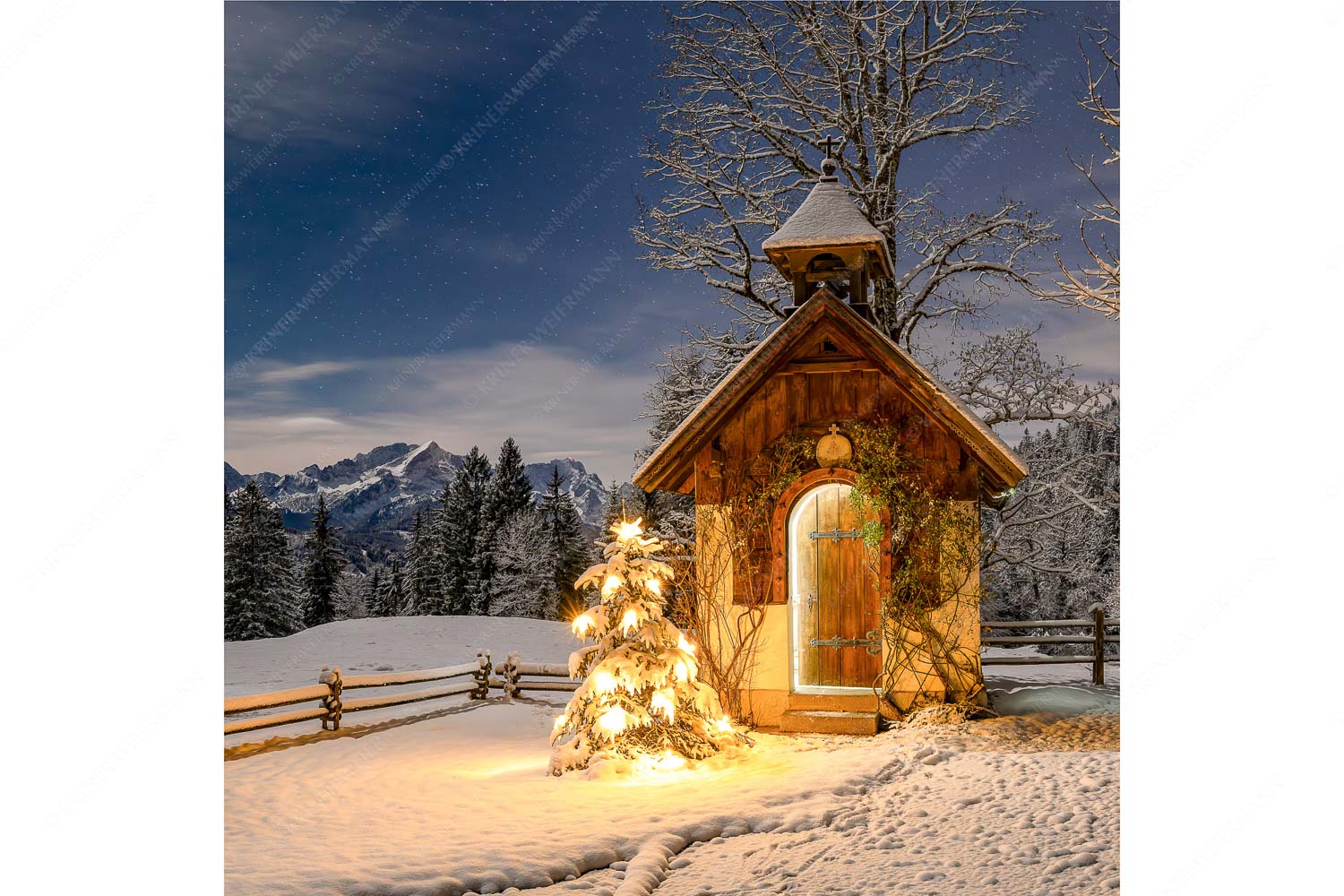 Die Kapelle beim Gschwandnerbauern liegt vor einem einzigartigen Panorama - Stille Nacht - Seitenverhältnis 1:1 - Weihnachtliche Kapelle - weitere Infos unter https://www.kriner-weiermann.de