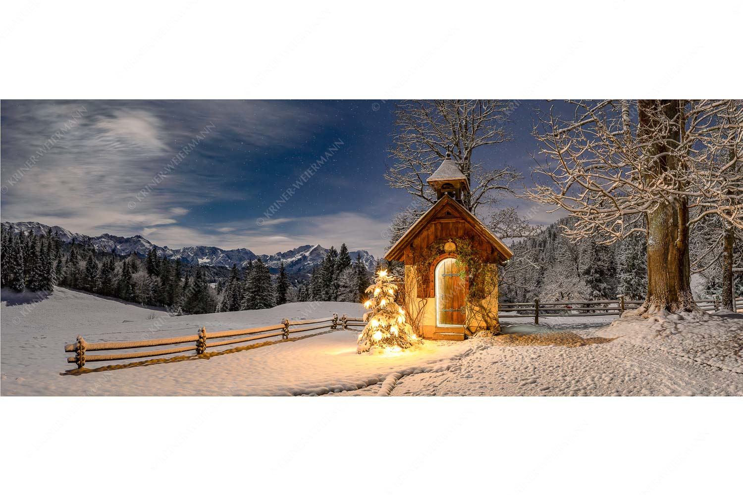 Die Kapelle beim Gschwandnerbauern liegt vor einem einzigartigen Panorama - Stille Nacht - Seitenverhältnis 2,5:1 - Weihnachtliche Kapelle - weitere Infos unter https://www.kriner-weiermann.de