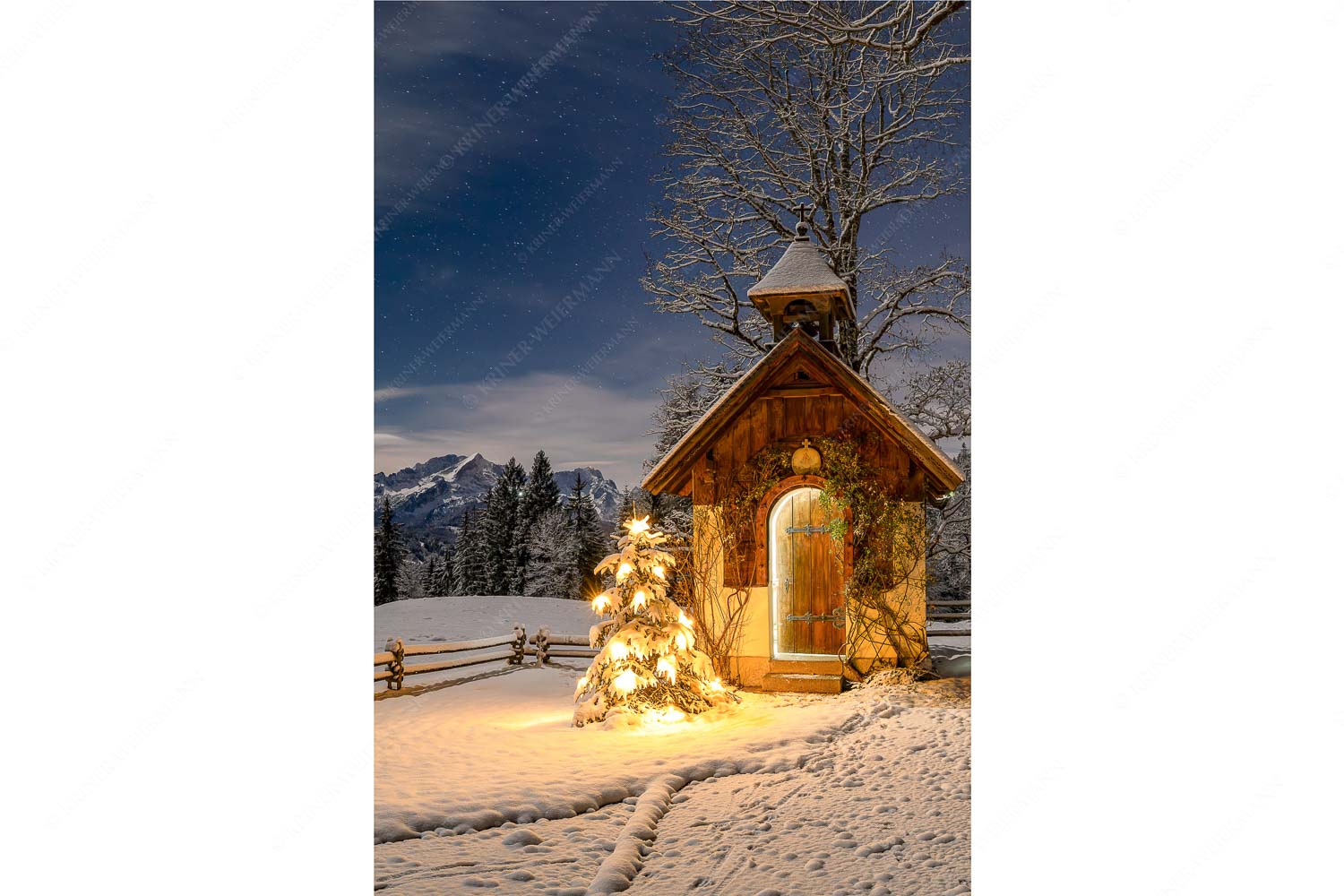 Die Kapelle beim Gschwandnerbauern liegt vor einem einzigartigen Panorama - Stille Nacht - Seitenverhältnis 2:3 - Weihnachtliche Kapelle - weitere Infos unter https://www.kriner-weiermann.de