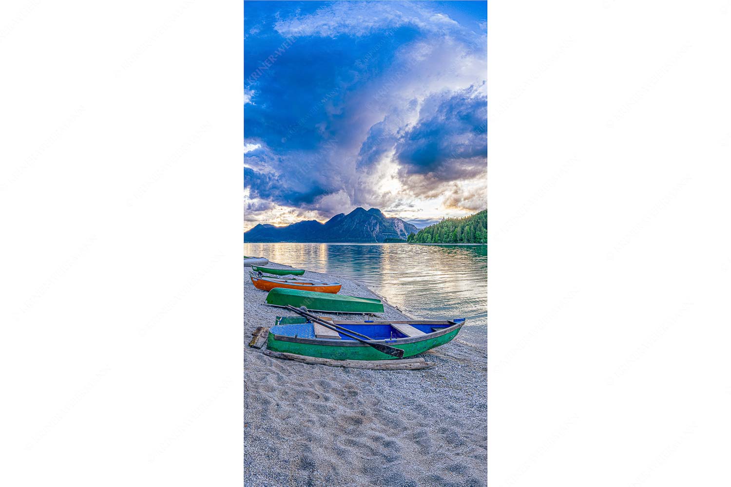 Beeindruckende Wolkenstimmung über dem Herzogstand mit Walchensee - Südsee - Seitenverhältnis 1:2 - Walchensee mit Herzogstand - weitere Infos unter https://www.kriner-weiermann.de