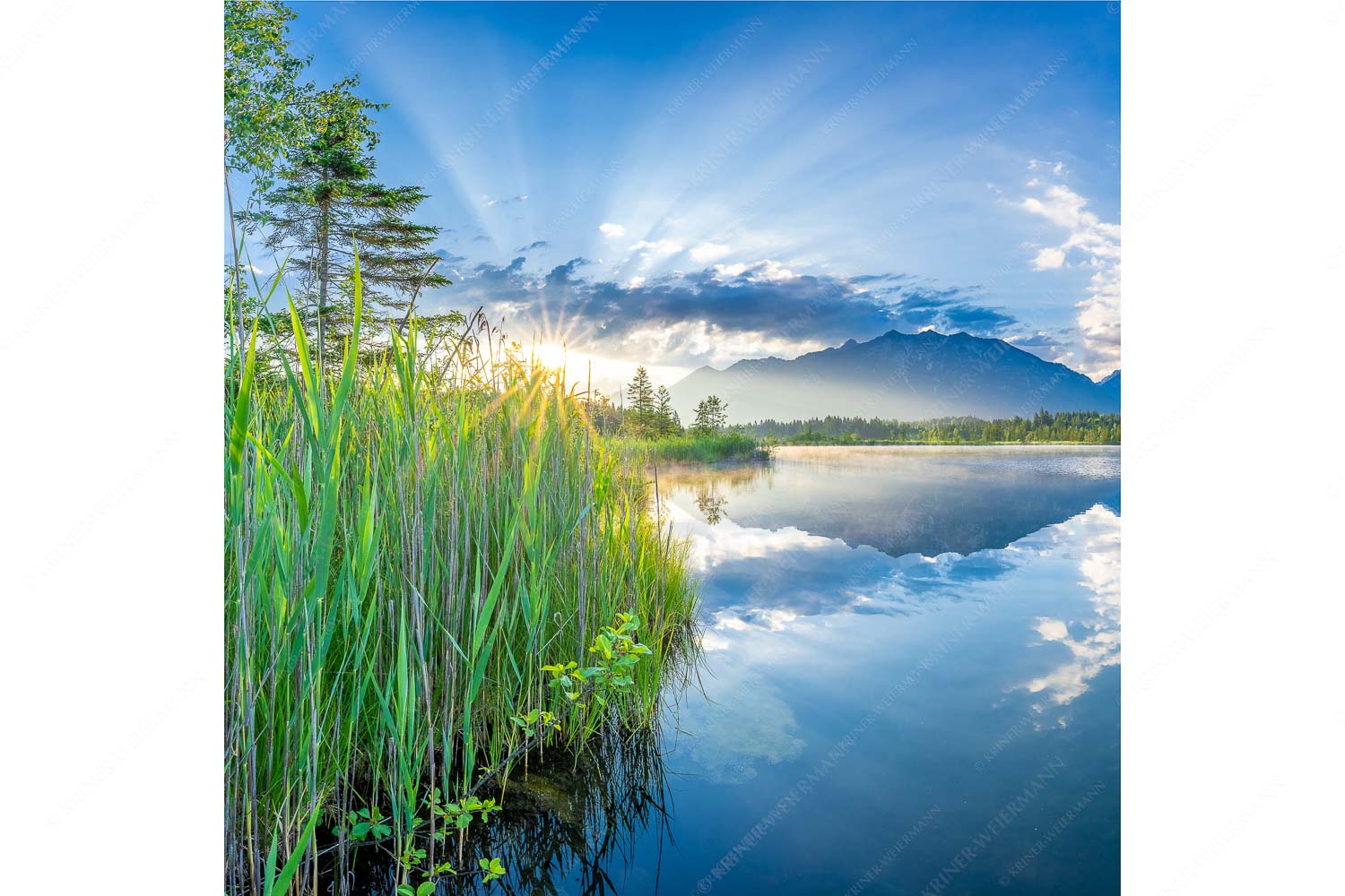 Sonnenaufgang am Barmsee mit Blick zum Karwendel und Wettersteingebirge - Utopia II - Seitenverhältnis 1:1 - Sonnenaufgang am Barmsee - weitere Infos unter https://www.kriner-weiermann.de