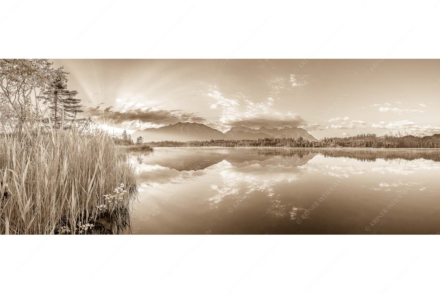 Sonnenaufgang am Barmsee mit Blick zum Karwendel und Wettersteingebirge - Utopia II - Seitenverhältnis 2,5:1 - Sonnenaufgang am Barmsee - weitere Infos unter https://www.kriner-weiermann.de