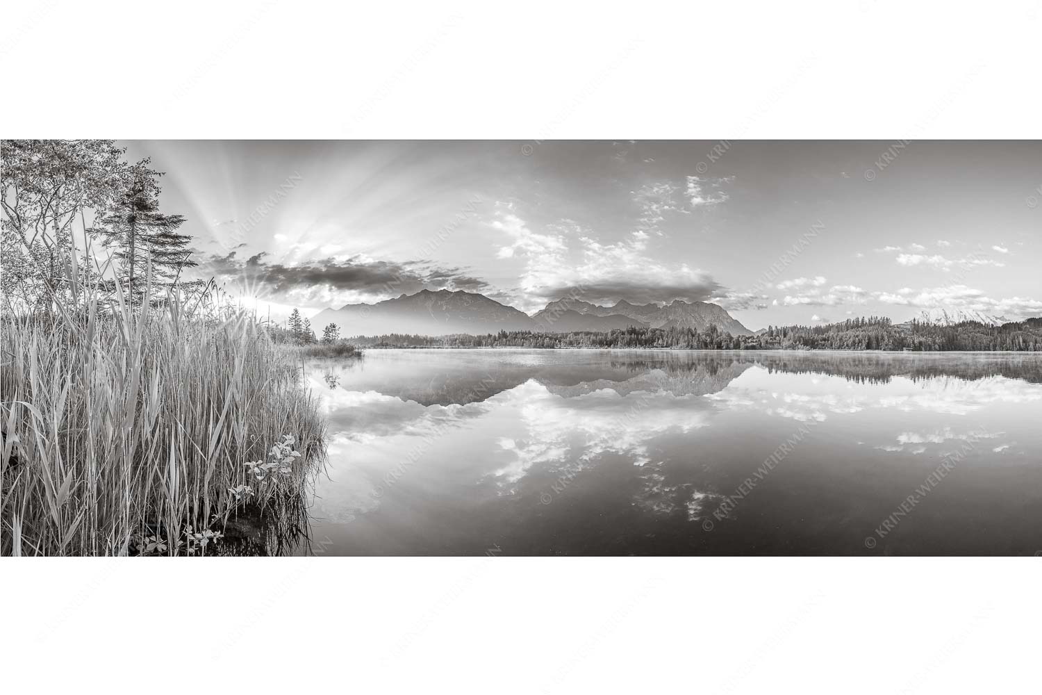 Sonnenaufgang am Barmsee mit Blick zum Karwendel und Wettersteingebirge - Utopia II - Seitenverhältnis 2,5:1 - Sonnenaufgang am Barmsee - weitere Infos unter https://www.kriner-weiermann.de