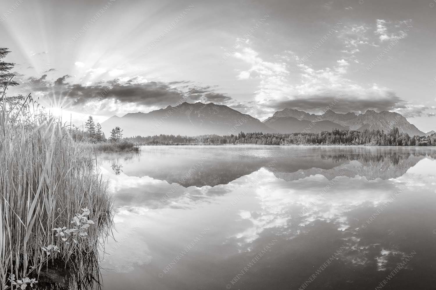 Sonnenaufgang am Barmsee mit Blick zum Karwendel und Wettersteingebirge - Utopia II - Seitenverhältnis 3:2 - Sonnenaufgang am Barmsee - weitere Infos unter https://www.kriner-weiermann.de