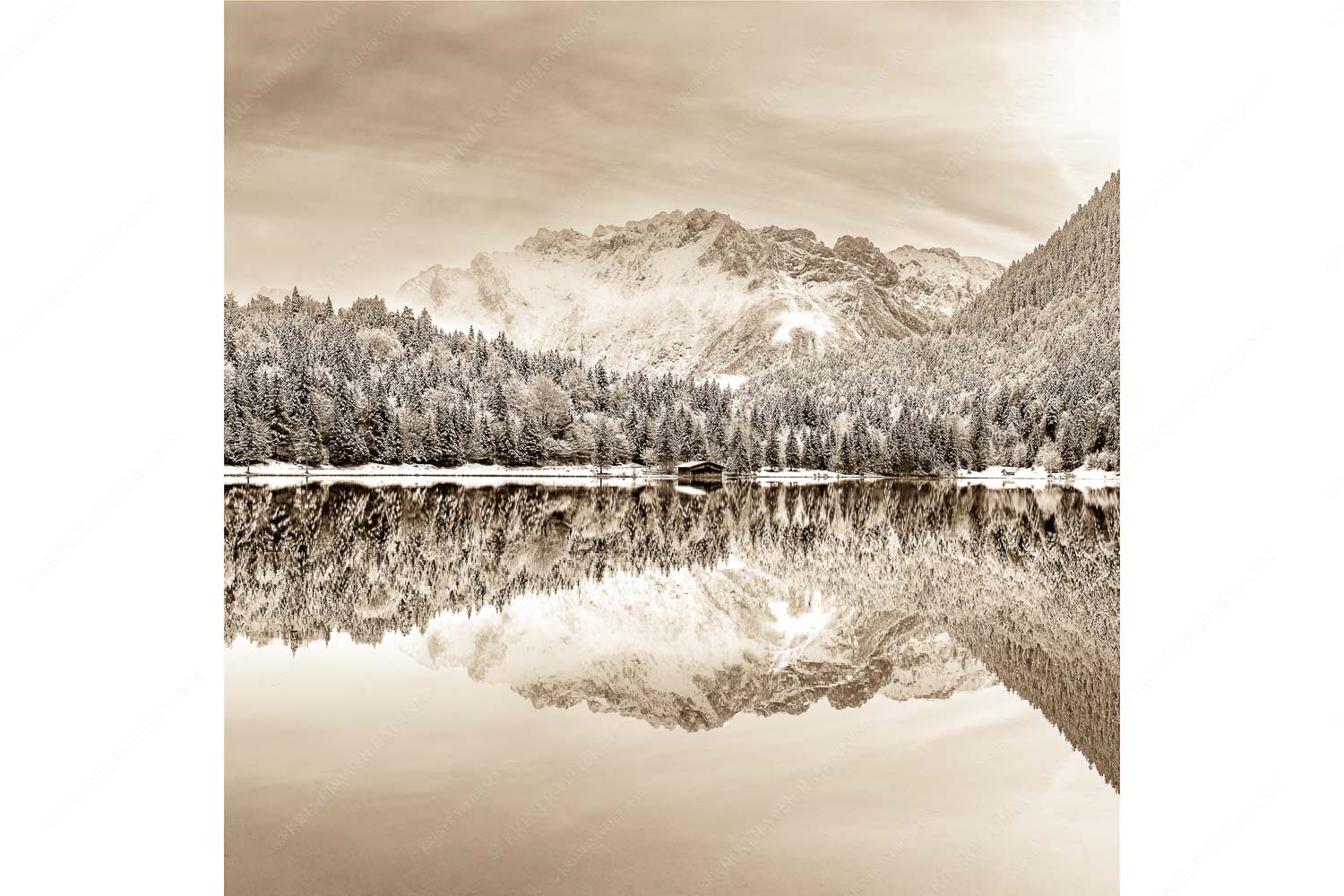 Das Karwendelgebirge spiegelt sich im Ferchensee - Zuckerspiegel - Seitenverhältnis 1:1 - Ferchensee und Karwendel - weitere Infos unter https://www.kriner-weiermann.de