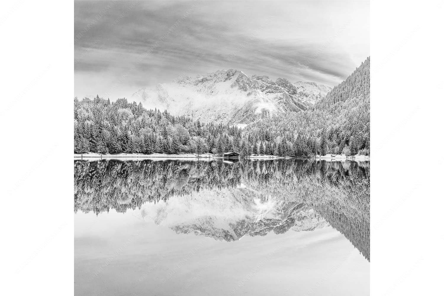 Das Karwendelgebirge spiegelt sich im Ferchensee - Zuckerspiegel - Seitenverhältnis 1:1 - Ferchensee und Karwendel - weitere Infos unter https://www.kriner-weiermann.de