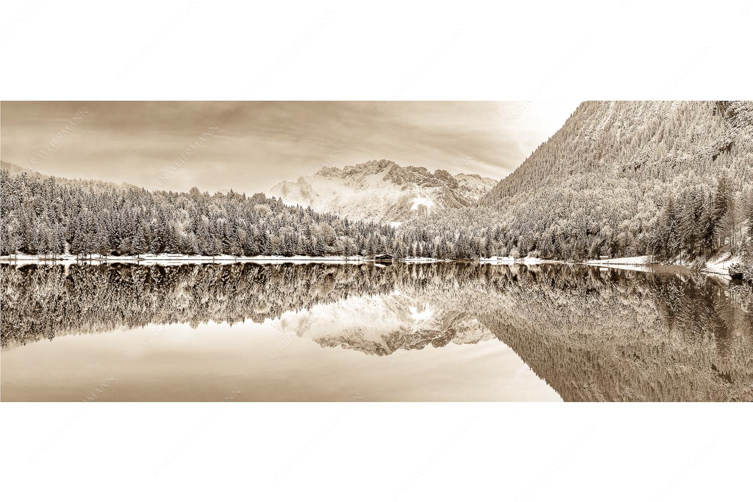 Das Karwendelgebirge spiegelt sich im Ferchensee - Zuckerspiegel - Seitenverhältnis 2,5:1 - Ferchensee und Karwendel - weitere Infos unter https://www.kriner-weiermann.de