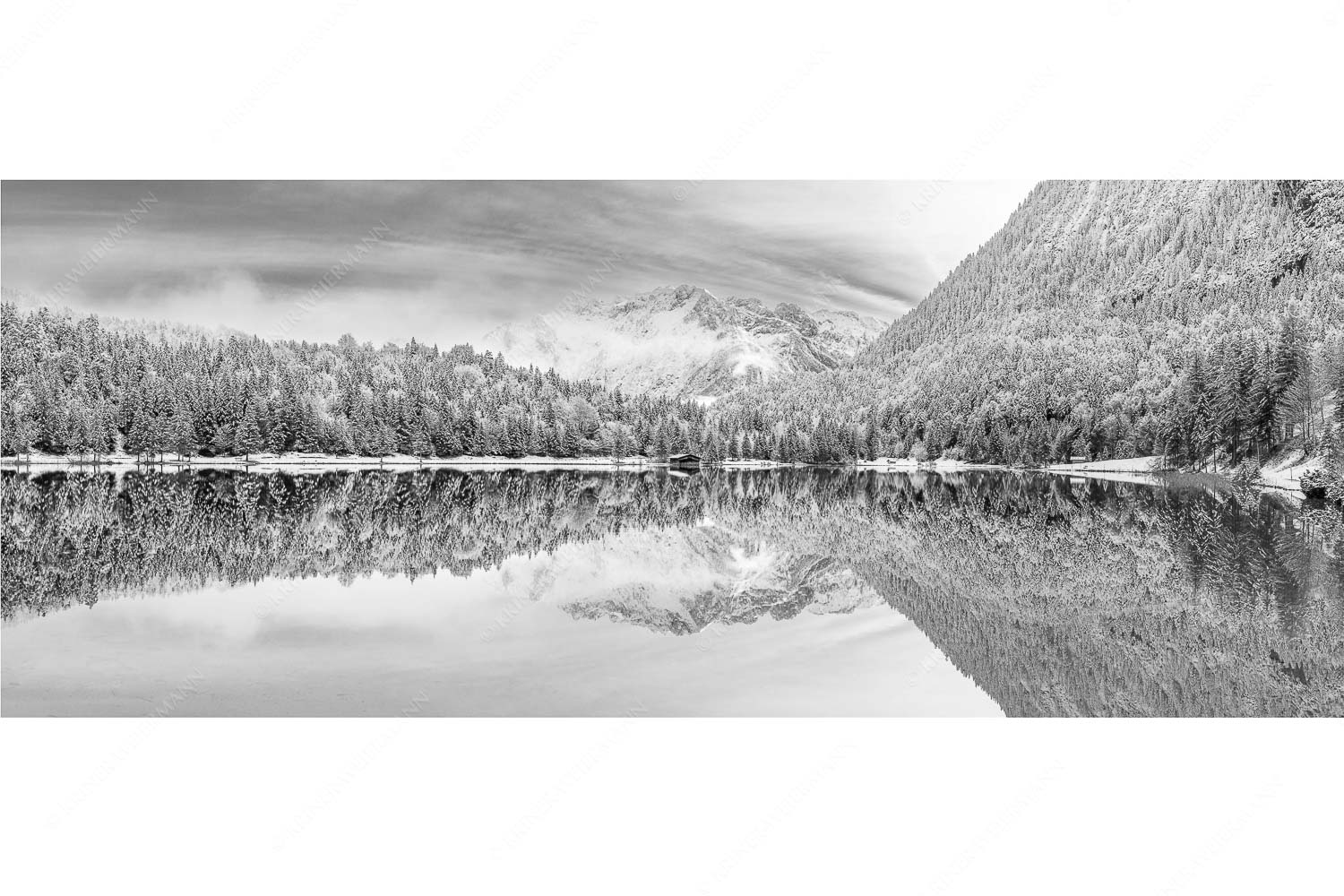 Das Karwendelgebirge spiegelt sich im Ferchensee - Zuckerspiegel - Seitenverhältnis 2,5:1 - Ferchensee und Karwendel - weitere Infos unter https://www.kriner-weiermann.de