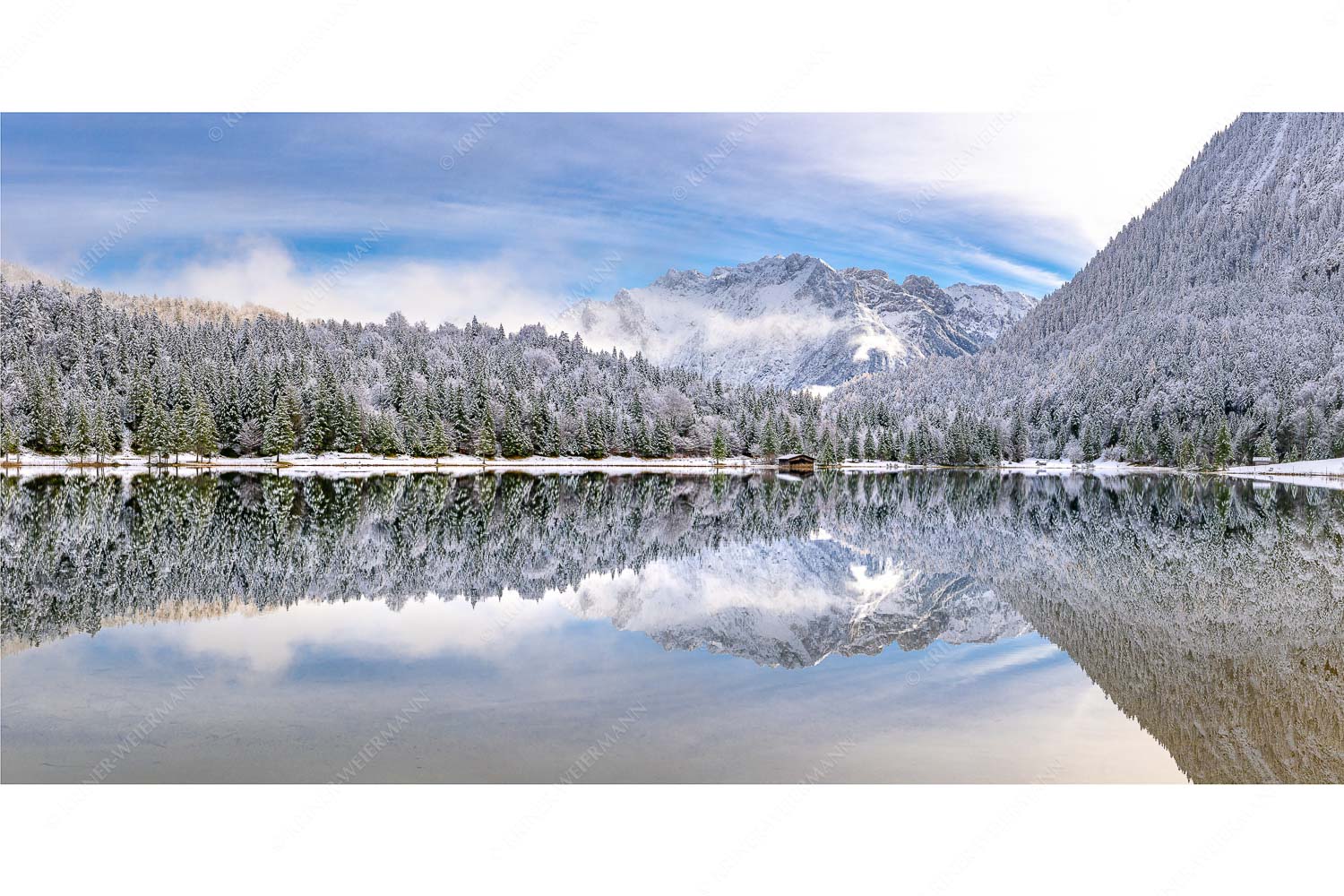 Das Karwendelgebirge spiegelt sich im Ferchensee - Zuckerspiegel - Seitenverhältnis 2:1 - Ferchensee und Karwendel - weitere Infos unter https://www.kriner-weiermann.de