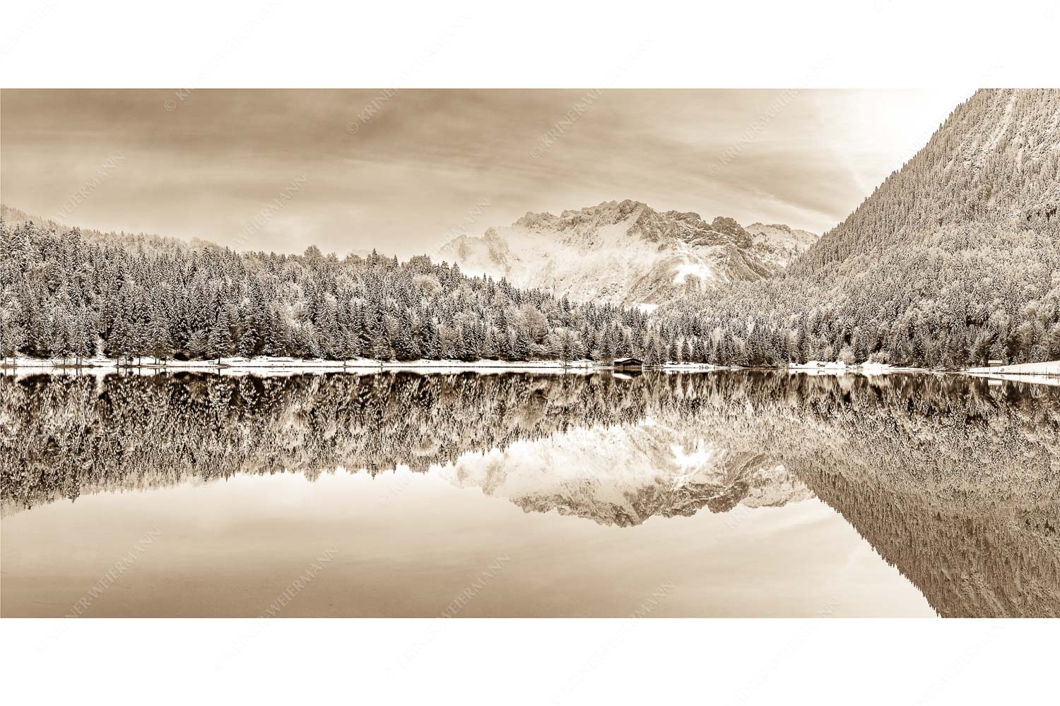 Das Karwendelgebirge spiegelt sich im Ferchensee - Zuckerspiegel - Seitenverhältnis 2:1 - Ferchensee und Karwendel - weitere Infos unter https://www.kriner-weiermann.de