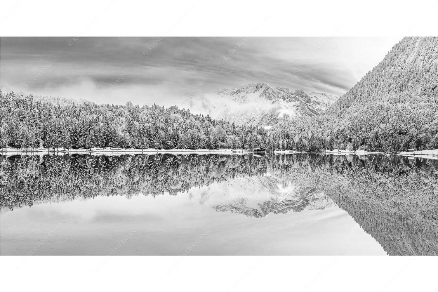 Das Karwendelgebirge spiegelt sich im Ferchensee - Zuckerspiegel - Seitenverhältnis 2:1 - Ferchensee und Karwendel - weitere Infos unter https://www.kriner-weiermann.de