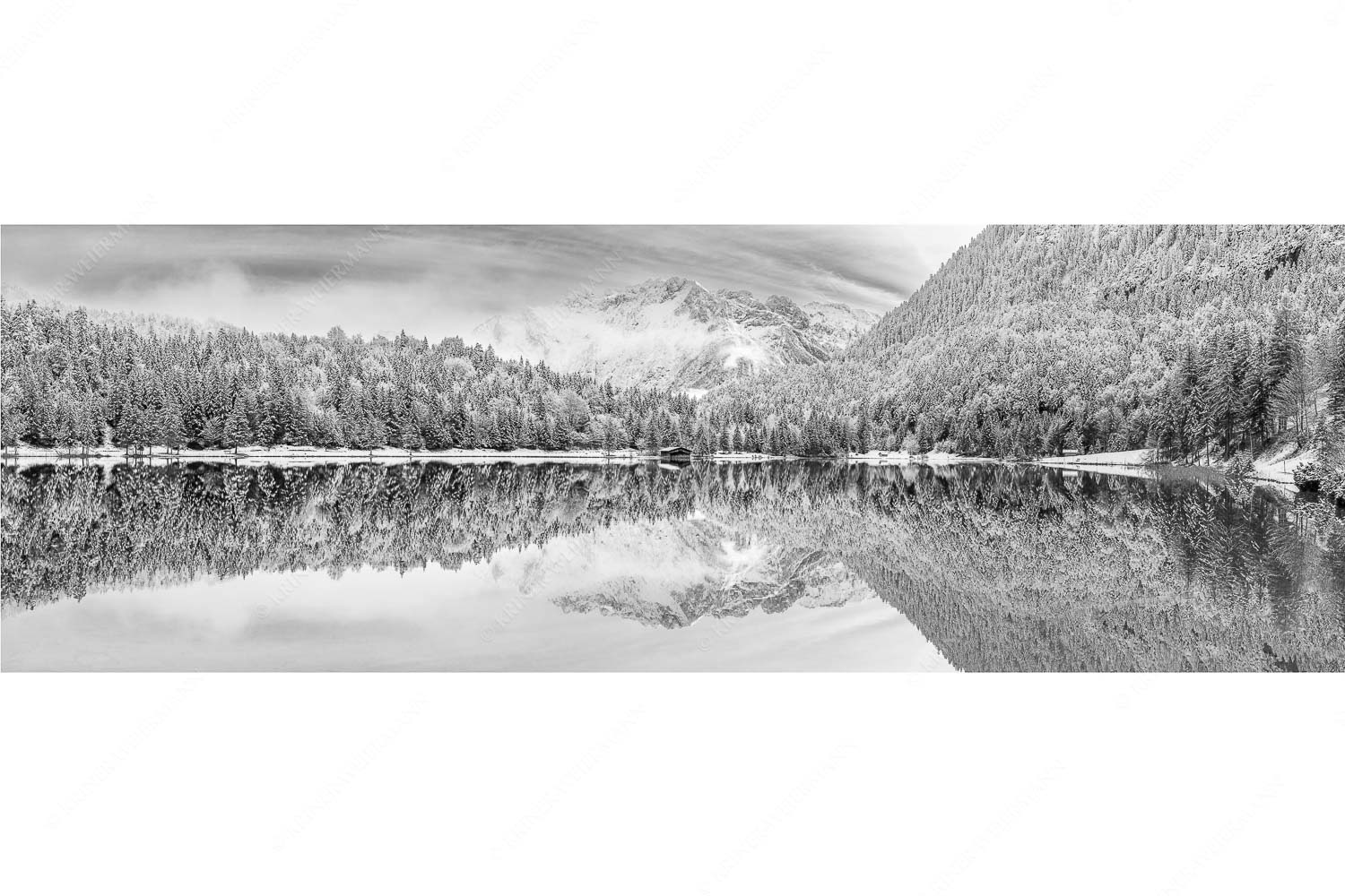 Das Karwendelgebirge spiegelt sich im Ferchensee - Zuckerspiegel - Seitenverhältnis 3:1 - Ferchensee und Karwendel - weitere Infos unter https://www.kriner-weiermann.de