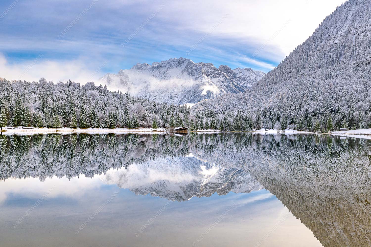 Das Karwendelgebirge spiegelt sich im Ferchensee - Zuckerspiegel - Seitenverhältnis 3:2 - Ferchensee und Karwendel - weitere Infos unter https://www.kriner-weiermann.de