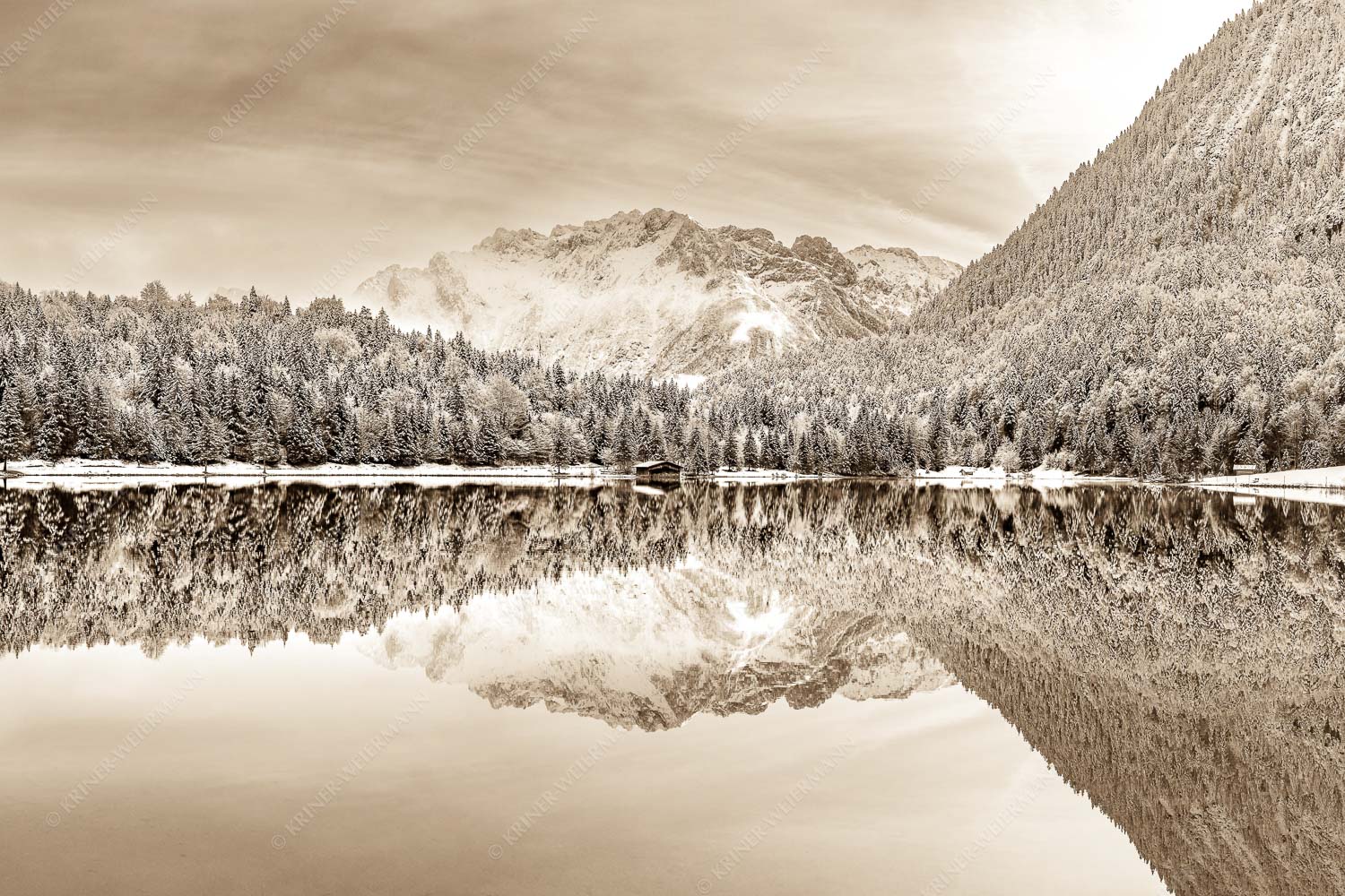 Das Karwendelgebirge spiegelt sich im Ferchensee - Zuckerspiegel - Seitenverhältnis 3:2 - Ferchensee und Karwendel - weitere Infos unter https://www.kriner-weiermann.de