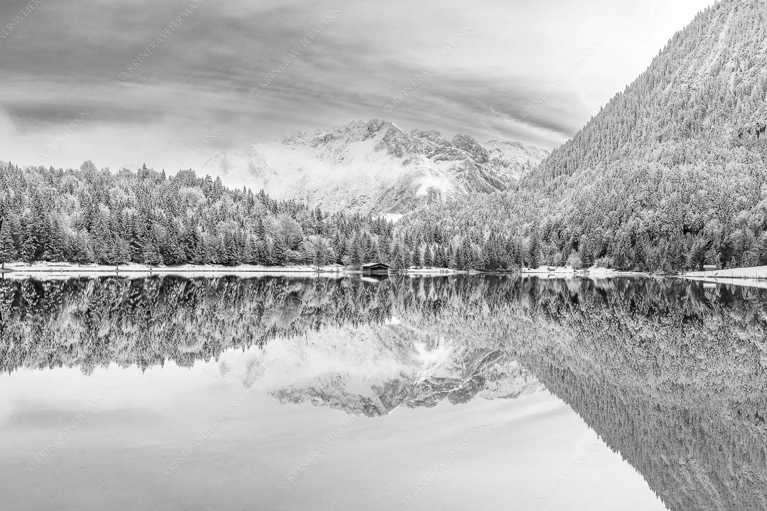 Das Karwendelgebirge spiegelt sich im Ferchensee - Zuckerspiegel - Seitenverhältnis 3:2 - Ferchensee und Karwendel - weitere Infos unter https://www.kriner-weiermann.de